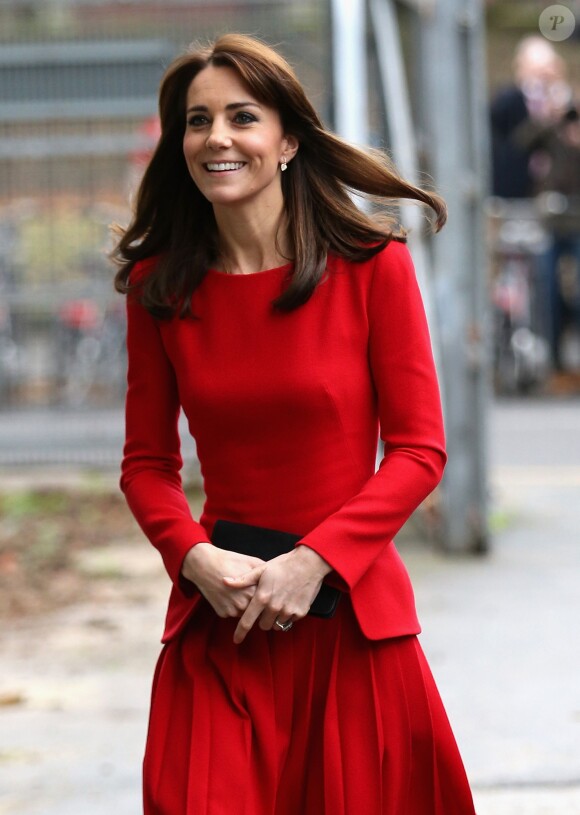 Kate Middleton, duchesse de Cambridge, vêtue d'une robe Alexander McQueen, a participé le 15 décembre 2015 à la fête de Noël de l'école du Anna Freud Centre, un établissement du nord de Londres qui prend en charge les enfants présentant des troubles du comportement et soutient leurs familles. Elle a notamment pris part à un atelier collage et un cours de percussions !