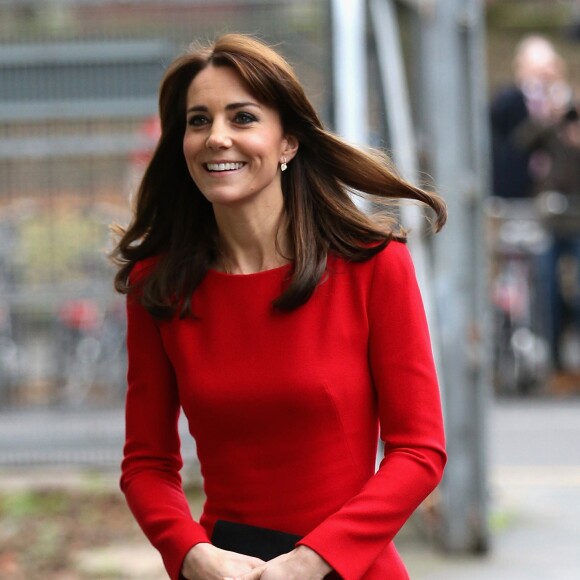 Kate Middleton, duchesse de Cambridge, vêtue d'une robe Alexander McQueen, a participé le 15 décembre 2015 à la fête de Noël de l'école du Anna Freud Centre, un établissement du nord de Londres qui prend en charge les enfants présentant des troubles du comportement et soutient leurs familles. Elle a notamment pris part à un atelier collage et un cours de percussions !