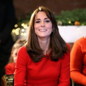 Kate Middleton, duchesse de Cambridge, vêtue d'une robe Alexander McQueen, a participé le 15 décembre 2015 à la fête de Noël de l'école du Anna Freud Centre, un établissement du nord de Londres qui prend en charge les enfants présentant des troubles du comportement et soutient leurs familles. Elle a notamment pris part à un atelier collage et un cours de percussions !