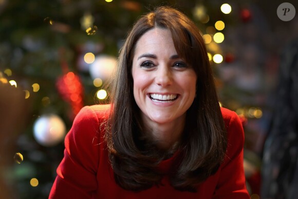 Kate Middleton, duchesse de Cambridge, vêtue d'une robe Alexander McQueen, a participé le 15 décembre 2015 à la fête de Noël de l'école du Anna Freud Centre, un établissement du nord de Londres qui prend en charge les enfants présentant des troubles du comportement et soutient leurs familles. Elle a notamment pris part à un atelier collage et un cours de percussions !