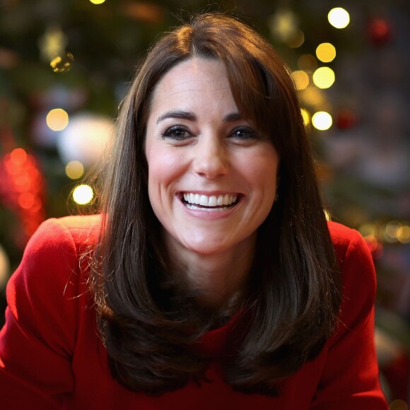 Kate Middleton, duchesse de Cambridge, vêtue d'une robe Alexander McQueen, a participé le 15 décembre 2015 à la fête de Noël de l'école du Anna Freud Centre, un établissement du nord de Londres qui prend en charge les enfants présentant des troubles du comportement et soutient leurs familles. Elle a notamment pris part à un atelier collage et un cours de percussions !