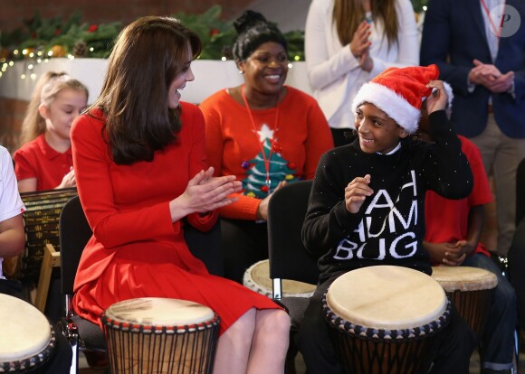 Kate Middleton, duchesse de Cambridge, vêtue d'une robe Alexander McQueen, a participé le 15 décembre 2015 à la fête de Noël de l'école du Anna Freud Centre, un établissement du nord de Londres qui prend en charge les enfants présentant des troubles du comportement et soutient leurs familles. Elle a notamment pris part à un atelier collage et un cours de percussions !