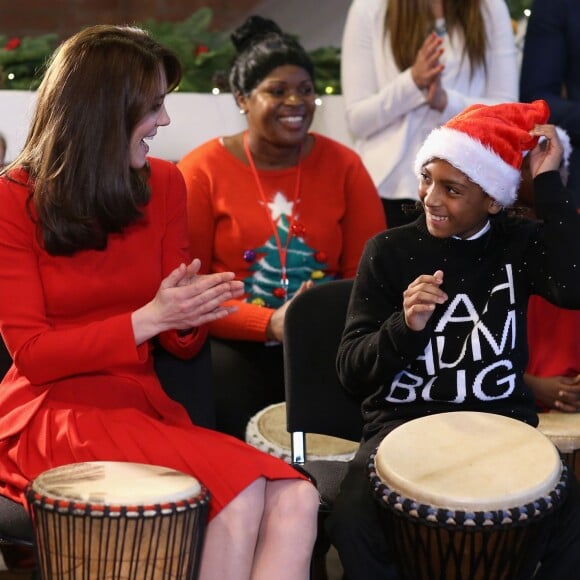 Kate Middleton, duchesse de Cambridge, vêtue d'une robe Alexander McQueen, a participé le 15 décembre 2015 à la fête de Noël de l'école du Anna Freud Centre, un établissement du nord de Londres qui prend en charge les enfants présentant des troubles du comportement et soutient leurs familles. Elle a notamment pris part à un atelier collage et un cours de percussions !