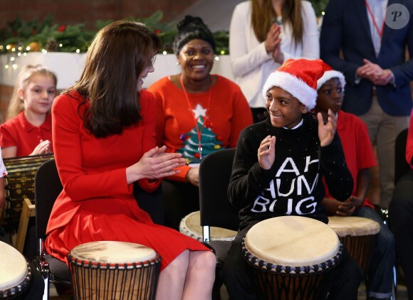 Kate Middleton, duchesse de Cambridge, vêtue d'une robe Alexander McQueen, a participé le 15 décembre 2015 à la fête de Noël de l'école du Anna Freud Centre, un établissement du nord de Londres qui prend en charge les enfants présentant des troubles du comportement et soutient leurs familles. Elle a notamment pris part à un atelier collage et un cours de percussions !