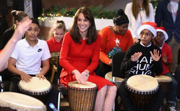 Kate Middleton, duchesse de Cambridge, vêtue d'une robe Alexander McQueen, a participé le 15 décembre 2015 à la fête de Noël de l'école du Anna Freud Centre, un établissement du nord de Londres qui prend en charge les enfants présentant des troubles du comportement et soutient leurs familles. Elle a notamment pris part à un atelier collage et un cours de percussions !