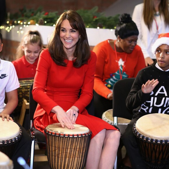 Kate Middleton, duchesse de Cambridge, vêtue d'une robe Alexander McQueen, a participé le 15 décembre 2015 à la fête de Noël de l'école du Anna Freud Centre, un établissement du nord de Londres qui prend en charge les enfants présentant des troubles du comportement et soutient leurs familles. Elle a notamment pris part à un atelier collage et un cours de percussions !