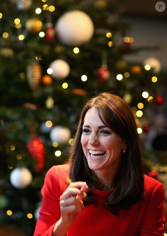 Kate Middleton, duchesse de Cambridge, vêtue d'une robe Alexander McQueen, a participé le 15 décembre 2015 à la fête de Noël de l'école du Anna Freud Centre, un établissement du nord de Londres qui prend en charge les enfants présentant des troubles du comportement et soutient leurs familles. Elle a notamment pris part à un atelier collage et un cours de percussions !
