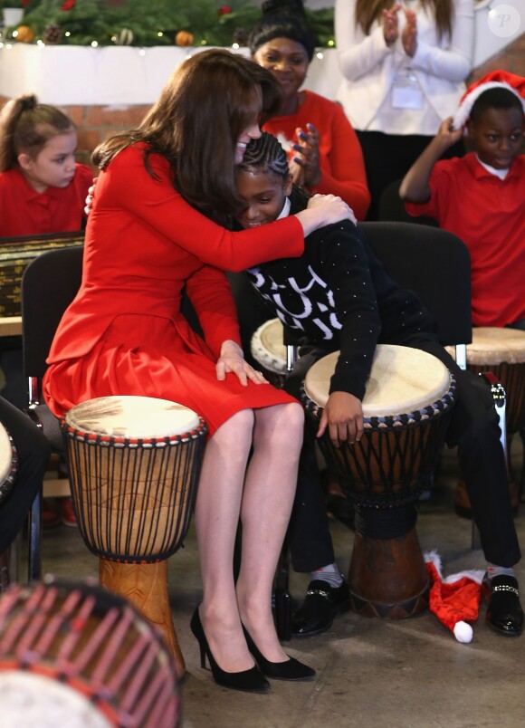 Kate Middleton, duchesse de Cambridge, vêtue d'une robe Alexander McQueen, a participé le 15 décembre 2015 à la fête de Noël de l'école du Anna Freud Centre, un établissement du nord de Londres qui prend en charge les enfants présentant des troubles du comportement et soutient leurs familles. Elle a notamment pris part à un atelier collage et un cours de percussions !