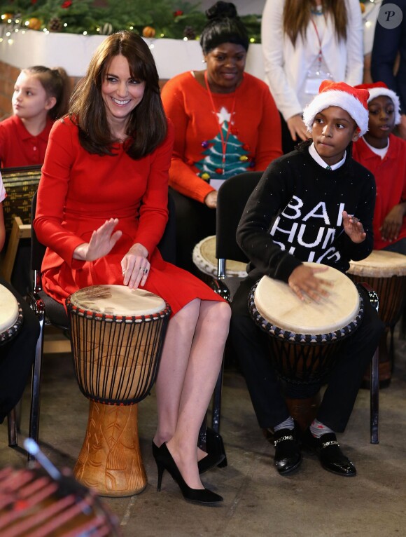 Kate Middleton, duchesse de Cambridge, vêtue d'une robe Alexander McQueen, a participé le 15 décembre 2015 à la fête de Noël de l'école du Anna Freud Centre, un établissement du nord de Londres qui prend en charge les enfants présentant des troubles du comportement et soutient leurs familles. Elle a notamment pris part à un atelier collage et un cours de percussions !