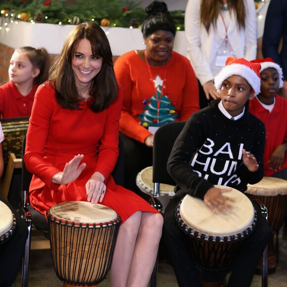 Kate Middleton, duchesse de Cambridge, vêtue d'une robe Alexander McQueen, a participé le 15 décembre 2015 à la fête de Noël de l'école du Anna Freud Centre, un établissement du nord de Londres qui prend en charge les enfants présentant des troubles du comportement et soutient leurs familles. Elle a notamment pris part à un atelier collage et un cours de percussions !