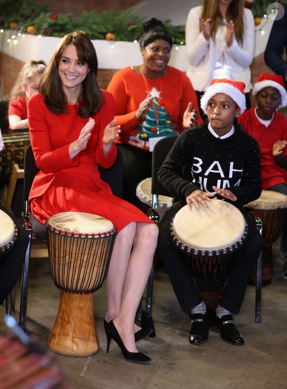 Kate Middleton, duchesse de Cambridge, vêtue d'une robe Alexander McQueen, a participé le 15 décembre 2015 à la fête de Noël de l'école du Anna Freud Centre, un établissement du nord de Londres qui prend en charge les enfants présentant des troubles du comportement et soutient leurs familles. Elle a notamment pris part à un atelier collage et un cours de percussions !