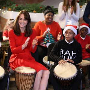 Kate Middleton, duchesse de Cambridge, vêtue d'une robe Alexander McQueen, a participé le 15 décembre 2015 à la fête de Noël de l'école du Anna Freud Centre, un établissement du nord de Londres qui prend en charge les enfants présentant des troubles du comportement et soutient leurs familles. Elle a notamment pris part à un atelier collage et un cours de percussions !