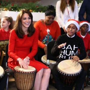 Kate Middleton, duchesse de Cambridge, vêtue d'une robe Alexander McQueen, a participé le 15 décembre 2015 à la fête de Noël de l'école du Anna Freud Centre, un établissement du nord de Londres qui prend en charge les enfants présentant des troubles du comportement et soutient leurs familles. Elle a notamment pris part à un atelier collage et un cours de percussions !