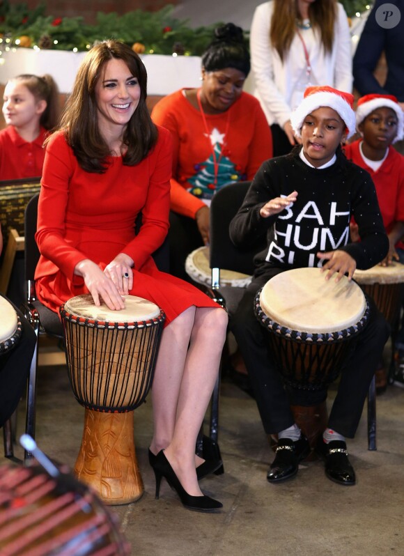 Kate Middleton, duchesse de Cambridge, vêtue d'une robe Alexander McQueen, a participé le 15 décembre 2015 à la fête de Noël de l'école du Anna Freud Centre, un établissement du nord de Londres qui prend en charge les enfants présentant des troubles du comportement et soutient leurs familles. Elle a notamment pris part à un atelier collage et un cours de percussions !