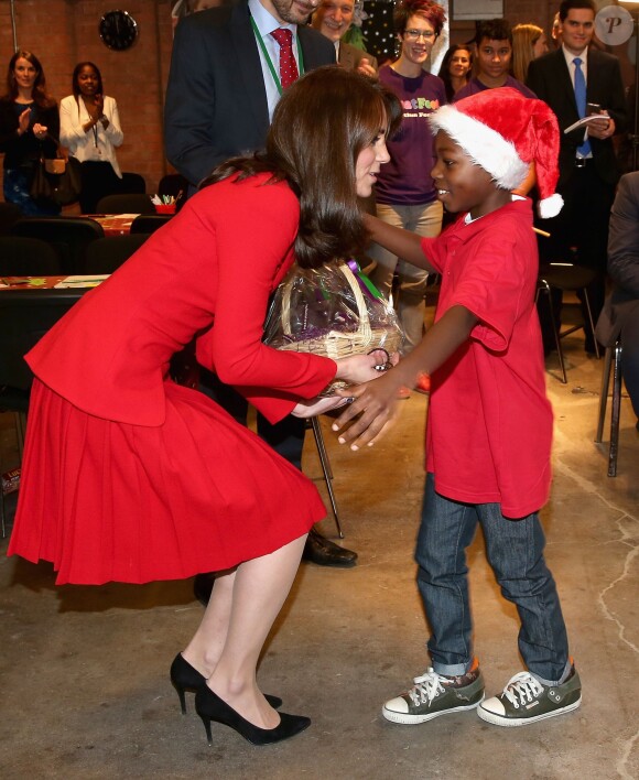 Kate Middleton, duchesse de Cambridge, vêtue d'une robe Alexander McQueen, a participé le 15 décembre 2015 à la fête de Noël de l'école du Anna Freud Centre, un établissement du nord de Londres qui prend en charge les enfants présentant des troubles du comportement et soutient leurs familles. Elle a notamment pris part à un atelier collage et un cours de percussions !
