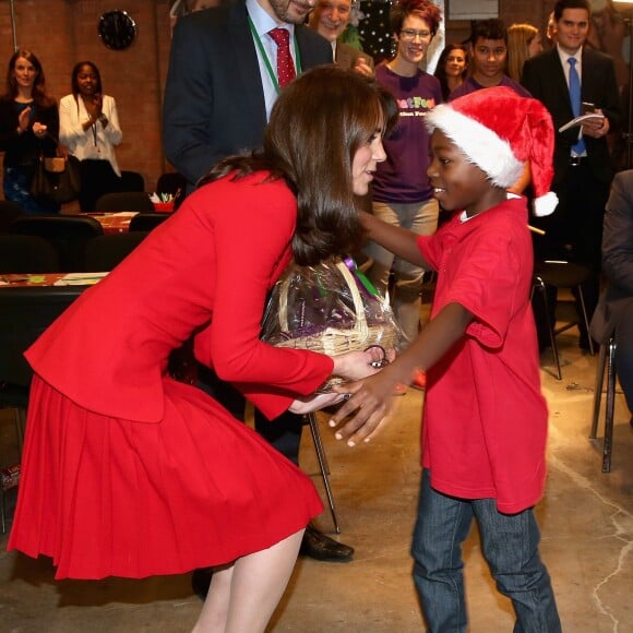 Kate Middleton, duchesse de Cambridge, vêtue d'une robe Alexander McQueen, a participé le 15 décembre 2015 à la fête de Noël de l'école du Anna Freud Centre, un établissement du nord de Londres qui prend en charge les enfants présentant des troubles du comportement et soutient leurs familles. Elle a notamment pris part à un atelier collage et un cours de percussions !