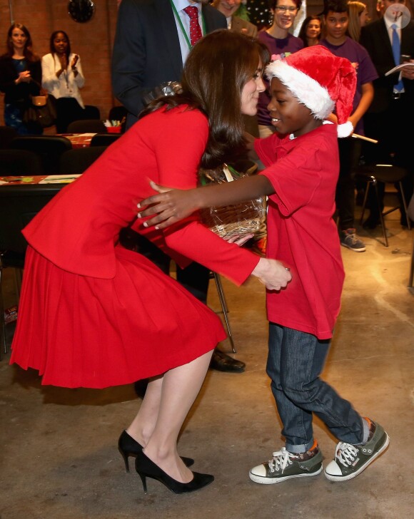 Kate Middleton, duchesse de Cambridge, vêtue d'une robe Alexander McQueen, a participé le 15 décembre 2015 à la fête de Noël de l'école du Anna Freud Centre, un établissement du nord de Londres qui prend en charge les enfants présentant des troubles du comportement et soutient leurs familles. Elle a notamment pris part à un atelier collage et un cours de percussions !