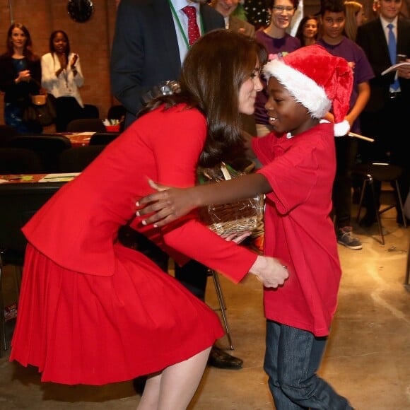 Kate Middleton, duchesse de Cambridge, vêtue d'une robe Alexander McQueen, a participé le 15 décembre 2015 à la fête de Noël de l'école du Anna Freud Centre, un établissement du nord de Londres qui prend en charge les enfants présentant des troubles du comportement et soutient leurs familles. Elle a notamment pris part à un atelier collage et un cours de percussions !