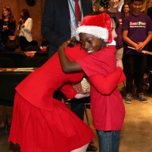 Kate Middleton, duchesse de Cambridge, vêtue d'une robe Alexander McQueen, a participé le 15 décembre 2015 à la fête de Noël de l'école du Anna Freud Centre, un établissement du nord de Londres qui prend en charge les enfants présentant des troubles du comportement et soutient leurs familles. Elle a notamment pris part à un atelier collage et un cours de percussions !