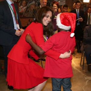 Kate Middleton, duchesse de Cambridge, vêtue d'une robe Alexander McQueen, a participé le 15 décembre 2015 à la fête de Noël de l'école du Anna Freud Centre, un établissement du nord de Londres qui prend en charge les enfants présentant des troubles du comportement et soutient leurs familles. Elle a notamment pris part à un atelier collage et un cours de percussions !