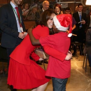 Kate Middleton, duchesse de Cambridge, vêtue d'une robe Alexander McQueen, a participé le 15 décembre 2015 à la fête de Noël de l'école du Anna Freud Centre, un établissement du nord de Londres qui prend en charge les enfants présentant des troubles du comportement et soutient leurs familles. Elle a notamment pris part à un atelier collage et un cours de percussions !