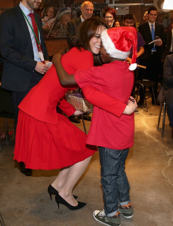 Kate Middleton, duchesse de Cambridge, vêtue d'une robe Alexander McQueen, a participé le 15 décembre 2015 à la fête de Noël de l'école du Anna Freud Centre, un établissement du nord de Londres qui prend en charge les enfants présentant des troubles du comportement et soutient leurs familles. Elle a notamment pris part à un atelier collage et un cours de percussions !