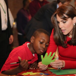 Kate Middleton, duchesse de Cambridge, vêtue d'une robe Alexander McQueen, a participé le 15 décembre 2015 à la fête de Noël de l'école du Anna Freud Centre, un établissement du nord de Londres qui prend en charge les enfants présentant des troubles du comportement et soutient leurs familles. Elle a notamment pris part à un atelier collage et un cours de percussions !