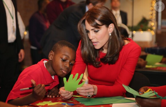 Kate Middleton, duchesse de Cambridge, vêtue d'une robe Alexander McQueen, a participé le 15 décembre 2015 à la fête de Noël de l'école du Anna Freud Centre, un établissement du nord de Londres qui prend en charge les enfants présentant des troubles du comportement et soutient leurs familles. Elle a notamment pris part à un atelier collage et un cours de percussions !