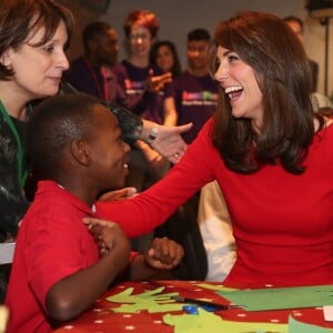 Kate Middleton, duchesse de Cambridge, vêtue d'une robe Alexander McQueen, a participé le 15 décembre 2015 à la fête de Noël de l'école du Anna Freud Centre, un établissement du nord de Londres qui prend en charge les enfants présentant des troubles du comportement et soutient leurs familles. Elle a notamment pris part à un atelier collage et un cours de percussions !