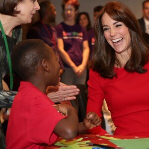 Kate Middleton, duchesse de Cambridge, vêtue d'une robe Alexander McQueen, a participé le 15 décembre 2015 à la fête de Noël de l'école du Anna Freud Centre, un établissement du nord de Londres qui prend en charge les enfants présentant des troubles du comportement et soutient leurs familles. Elle a notamment pris part à un atelier collage et un cours de percussions !