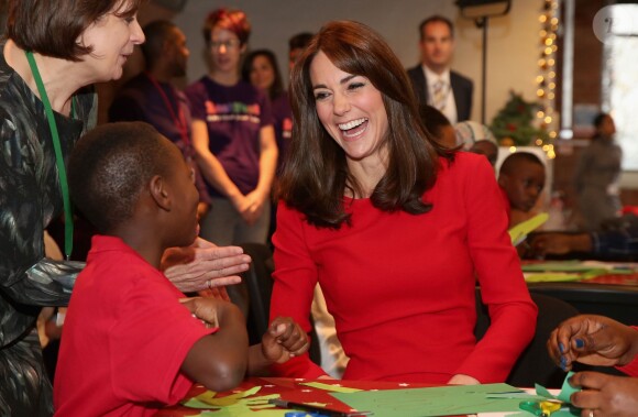 Kate Middleton, duchesse de Cambridge, vêtue d'une robe Alexander McQueen, a participé le 15 décembre 2015 à la fête de Noël de l'école du Anna Freud Centre, un établissement du nord de Londres qui prend en charge les enfants présentant des troubles du comportement et soutient leurs familles. Elle a notamment pris part à un atelier collage et un cours de percussions !