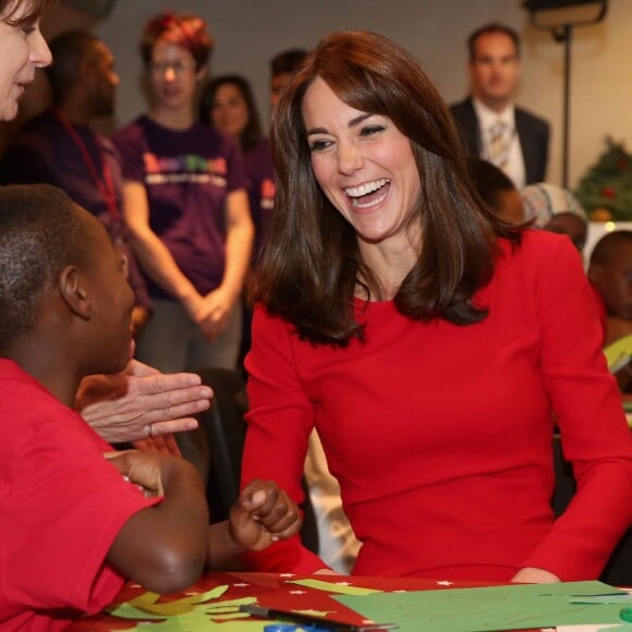 Kate Middleton, duchesse de Cambridge, vêtue d'une robe Alexander McQueen, a participé le 15 décembre 2015 à la fête de Noël de l'école du Anna Freud Centre, un établissement du nord de Londres qui prend en charge les enfants présentant des troubles du comportement et soutient leurs familles. Elle a notamment pris part à un atelier collage et un cours de percussions !