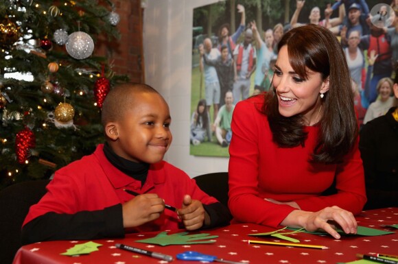 Kate Middleton, duchesse de Cambridge, vêtue d'une robe Alexander McQueen, a participé le 15 décembre 2015 à la fête de Noël de l'école du Anna Freud Centre, un établissement du nord de Londres qui prend en charge les enfants présentant des troubles du comportement et soutient leurs familles. Elle a notamment pris part à un atelier collage et un cours de percussions !