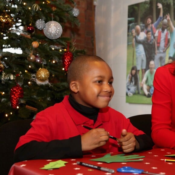 Kate Middleton, duchesse de Cambridge, vêtue d'une robe Alexander McQueen, a participé le 15 décembre 2015 à la fête de Noël de l'école du Anna Freud Centre, un établissement du nord de Londres qui prend en charge les enfants présentant des troubles du comportement et soutient leurs familles. Elle a notamment pris part à un atelier collage et un cours de percussions !