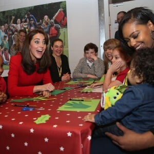 Kate Middleton, duchesse de Cambridge, vêtue d'une robe Alexander McQueen, a participé le 15 décembre 2015 à la fête de Noël de l'école du Anna Freud Centre, un établissement du nord de Londres qui prend en charge les enfants présentant des troubles du comportement et soutient leurs familles. Elle a notamment pris part à un atelier collage et un cours de percussions !