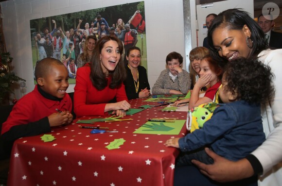 Kate Middleton, duchesse de Cambridge, vêtue d'une robe Alexander McQueen, a participé le 15 décembre 2015 à la fête de Noël de l'école du Anna Freud Centre, un établissement du nord de Londres qui prend en charge les enfants présentant des troubles du comportement et soutient leurs familles. Elle a notamment pris part à un atelier collage et un cours de percussions !