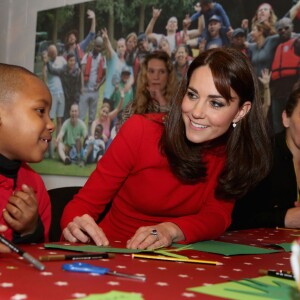 Kate Middleton, duchesse de Cambridge, vêtue d'une robe Alexander McQueen, a participé le 15 décembre 2015 à la fête de Noël de l'école du Anna Freud Centre, un établissement du nord de Londres qui prend en charge les enfants présentant des troubles du comportement et soutient leurs familles. Elle a notamment pris part à un atelier collage et un cours de percussions !