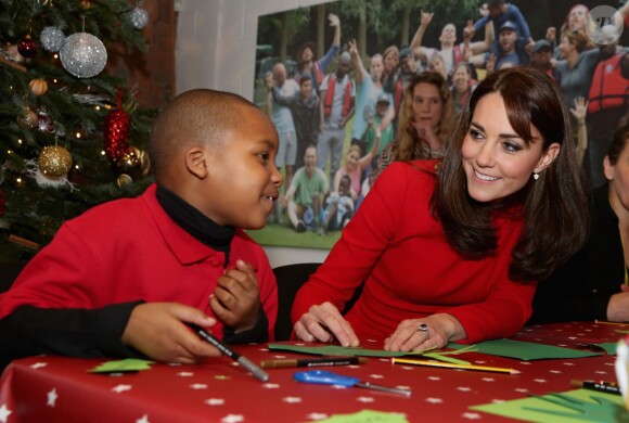 Kate Middleton, duchesse de Cambridge, vêtue d'une robe Alexander McQueen, a participé le 15 décembre 2015 à la fête de Noël de l'école du Anna Freud Centre, un établissement du nord de Londres qui prend en charge les enfants présentant des troubles du comportement et soutient leurs familles. Elle a notamment pris part à un atelier collage et un cours de percussions !