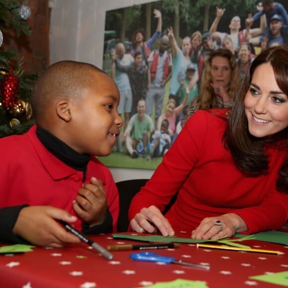 Kate Middleton, duchesse de Cambridge, vêtue d'une robe Alexander McQueen, a participé le 15 décembre 2015 à la fête de Noël de l'école du Anna Freud Centre, un établissement du nord de Londres qui prend en charge les enfants présentant des troubles du comportement et soutient leurs familles. Elle a notamment pris part à un atelier collage et un cours de percussions !