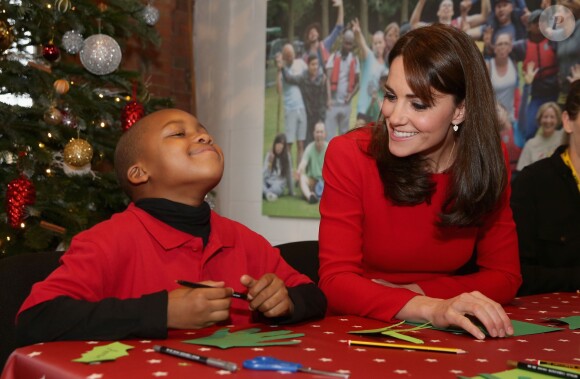 Kate Middleton, duchesse de Cambridge, vêtue d'une robe Alexander McQueen, a participé le 15 décembre 2015 à la fête de Noël de l'école du Anna Freud Centre, un établissement du nord de Londres qui prend en charge les enfants présentant des troubles du comportement et soutient leurs familles. Elle a notamment pris part à un atelier collage et un cours de percussions !