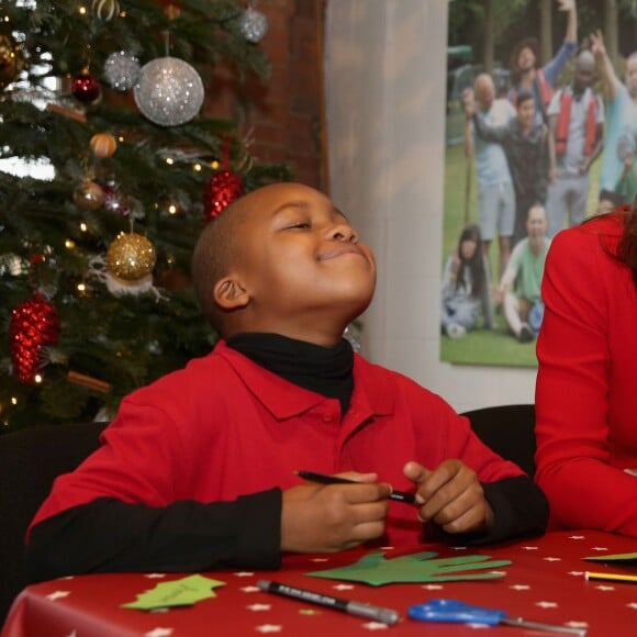 Kate Middleton, duchesse de Cambridge, vêtue d'une robe Alexander McQueen, a participé le 15 décembre 2015 à la fête de Noël de l'école du Anna Freud Centre, un établissement du nord de Londres qui prend en charge les enfants présentant des troubles du comportement et soutient leurs familles. Elle a notamment pris part à un atelier collage et un cours de percussions !