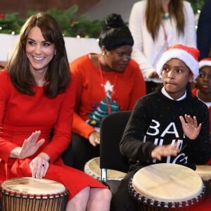 Kate Middleton, duchesse de Cambridge, vêtue d'une robe Alexander McQueen, a participé le 15 décembre 2015 à la fête de Noël de l'école du Anna Freud Centre, un établissement du nord de Londres qui prend en charge les enfants présentant des troubles du comportement et soutient leurs familles. Elle a notamment pris part à un atelier collage et un cours de percussions !