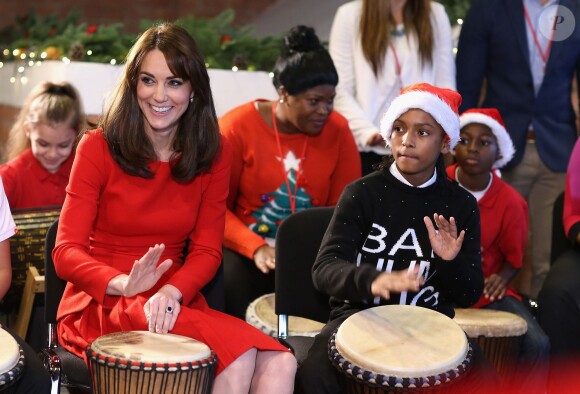 Kate Middleton, duchesse de Cambridge, vêtue d'une robe Alexander McQueen, a participé le 15 décembre 2015 à la fête de Noël de l'école du Anna Freud Centre, un établissement du nord de Londres qui prend en charge les enfants présentant des troubles du comportement et soutient leurs familles. Elle a notamment pris part à un atelier collage et un cours de percussions !