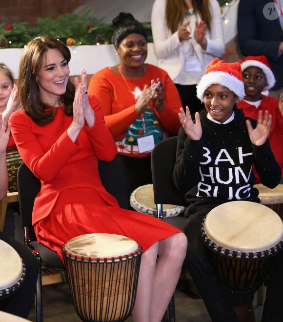 Kate Middleton, duchesse de Cambridge, vêtue d'une robe Alexander McQueen, a participé le 15 décembre 2015 à la fête de Noël de l'école du Anna Freud Centre, un établissement du nord de Londres qui prend en charge les enfants présentant des troubles du comportement et soutient leurs familles. Elle a notamment pris part à un atelier collage et un cours de percussions !