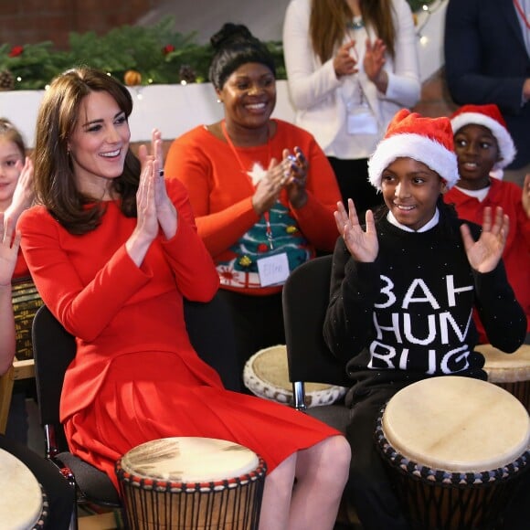 Kate Middleton, duchesse de Cambridge, vêtue d'une robe Alexander McQueen, a participé le 15 décembre 2015 à la fête de Noël de l'école du Anna Freud Centre, un établissement du nord de Londres qui prend en charge les enfants présentant des troubles du comportement et soutient leurs familles. Elle a notamment pris part à un atelier collage et un cours de percussions !