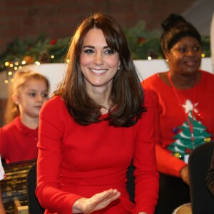 Kate Middleton, duchesse de Cambridge, vêtue d'une robe Alexander McQueen, a participé le 15 décembre 2015 à la fête de Noël de l'école du Anna Freud Centre, un établissement du nord de Londres qui prend en charge les enfants présentant des troubles du comportement et soutient leurs familles. Elle a notamment pris part à un atelier collage et un cours de percussions !