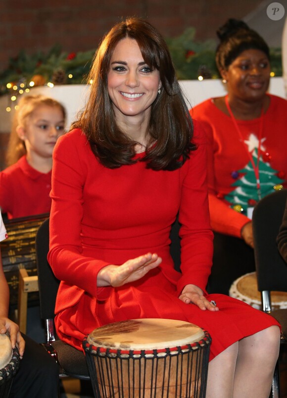 Kate Middleton, duchesse de Cambridge, vêtue d'une robe Alexander McQueen, a participé le 15 décembre 2015 à la fête de Noël de l'école du Anna Freud Centre, un établissement du nord de Londres qui prend en charge les enfants présentant des troubles du comportement et soutient leurs familles. Elle a notamment pris part à un atelier collage et un cours de percussions !