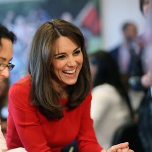 Kate Middleton, duchesse de Cambridge, vêtue d'une robe Alexander McQueen, a participé le 15 décembre 2015 à la fête de Noël de l'école du Anna Freud Centre, un établissement du nord de Londres qui prend en charge les enfants présentant des troubles du comportement et soutient leurs familles. Elle a notamment pris part à un atelier collage et un cours de percussions !