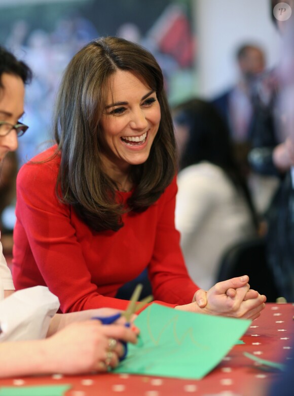 Kate Middleton, duchesse de Cambridge, vêtue d'une robe Alexander McQueen, a participé le 15 décembre 2015 à la fête de Noël de l'école du Anna Freud Centre, un établissement du nord de Londres qui prend en charge les enfants présentant des troubles du comportement et soutient leurs familles. Elle a notamment pris part à un atelier collage et un cours de percussions !