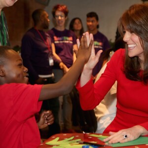 Kate Middleton, duchesse de Cambridge, vêtue d'une robe Alexander McQueen, a participé le 15 décembre 2015 à la fête de Noël de l'école du Anna Freud Centre, un établissement du nord de Londres qui prend en charge les enfants présentant des troubles du comportement et soutient leurs familles. Elle a notamment pris part à un atelier collage et un cours de percussions !